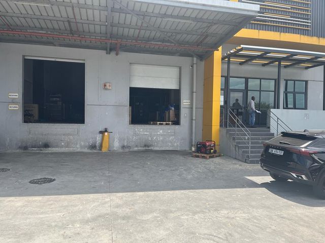 Immaculate warehouse in Airport Industria