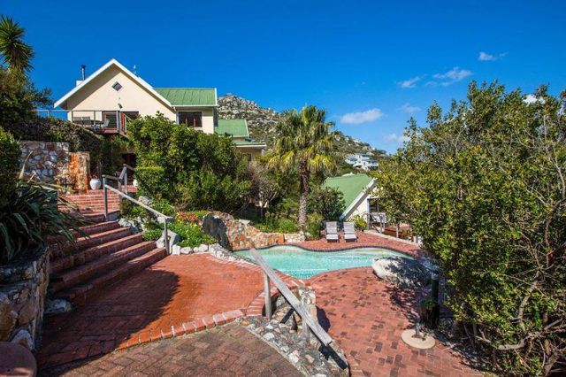 8 Bedroom Guest House For Sale in Clovelly