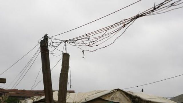 Illegal electricity wires are hanging very low at Mamsuthu area. File Picture: Bongani Mbatha /African News Agency (ANA)