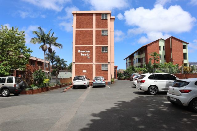 2 Bedroom flat With A Balcony In Bulwer, A Must To View