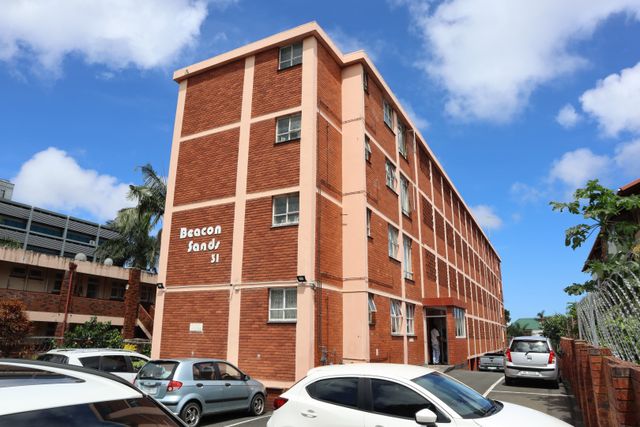 2 Bedroom flat With A Balcony In Bulwer, A Must To View