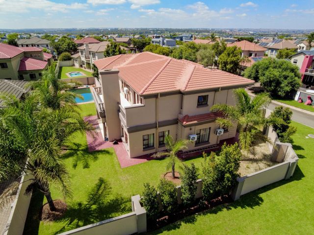 4 Bedroom House For Sale in Midfield Estate