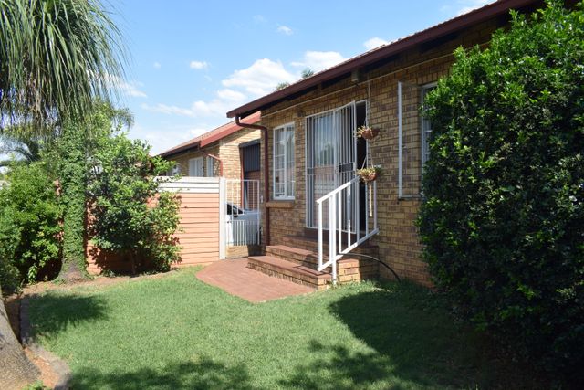 2 Bedroom Townhouse Rented in Garsfontein