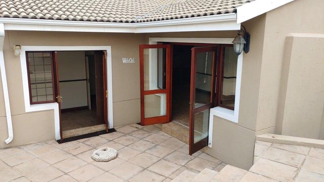 Beautiful Furnished Cluster in Waterkloof Vallei Estate