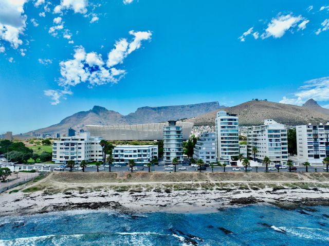Experience Luxury Living in Mouille Point: 3-Bedroom Apartment with Ocean Views and Communal Pool