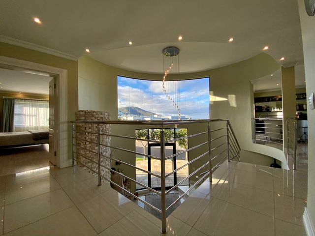 Breathtaking Luxury Home in Baronetcy Estate with Views of Table Mountain