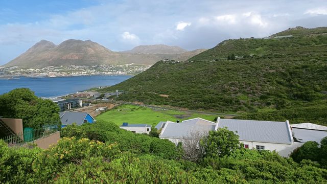 STAND WITH BREATHTAKING MOUNTAIN AND SEA VIEWS IN SIMONS TOWN