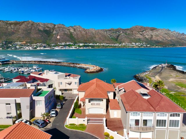 3 Bedroom House For Sale in Harbour Island