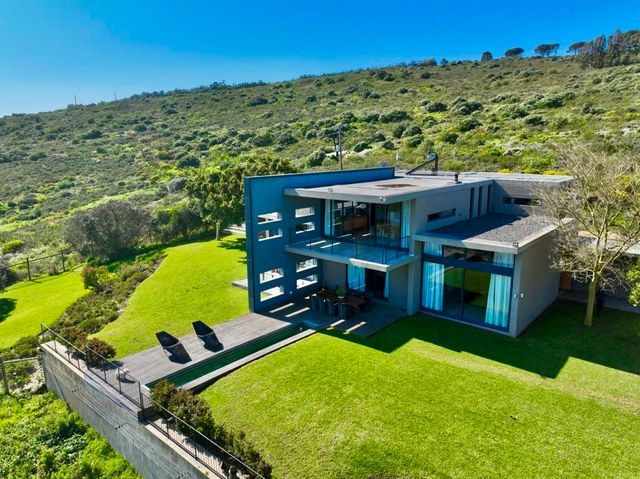 A 106ha luxury farm featuring an architect-designed home.