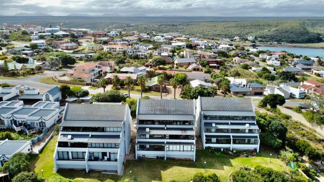 3 Bedroom Apartment For Sale in Stilbaai Wes