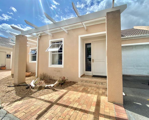 Charming House With High Ceilings And Abundant Light in Longdown, Somerset West