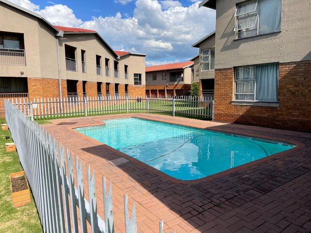SPACIOUS 2 BEDROOM APARTMENT WITH DINING ROOM, BALCONY AND 2 GARAGES FOR SALE IN VANDERBIJLPARK CE