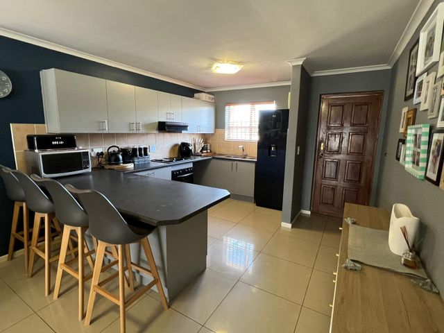 2 Bedroom Apartment For Sale in Brackenfell Central
