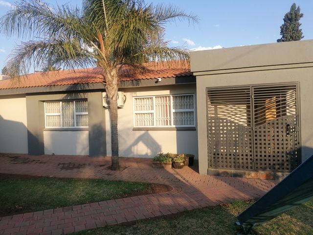 4 BEDROOM HOUSE plus flatlet FOR SALE IN LAUDIUM