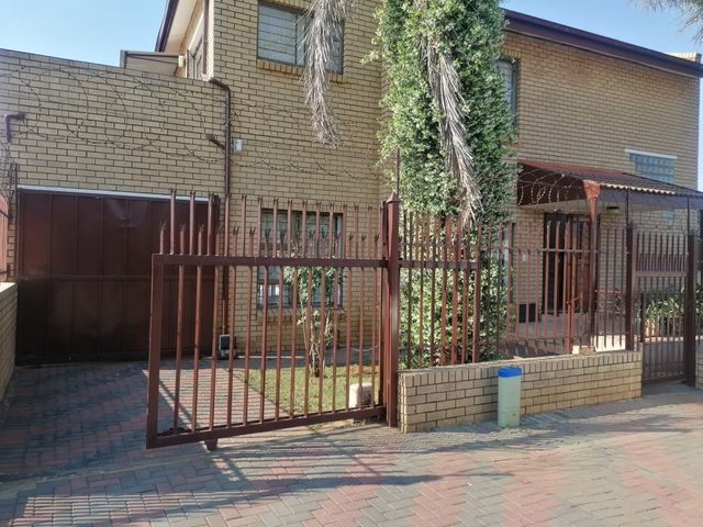 6 Bedroom Freehold To Let in Laudium