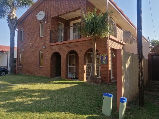 House with 2 flatlets for sale in Laudium