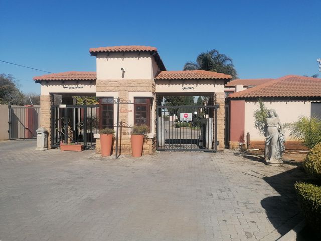 2 Bedroom Sectional Title To Let in Raslouw