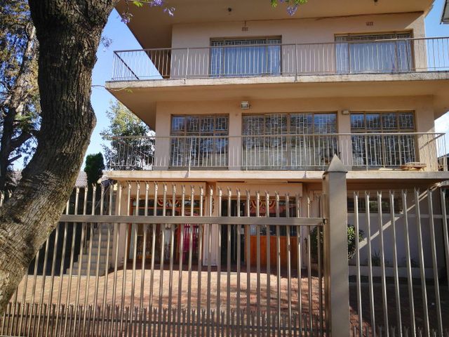 LOCATION ! LOCATION!  3 STORY HOME IN CENTRAL OF LAUDIUM .