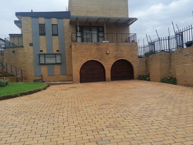 4 Bedroom House For Sale in Laudium