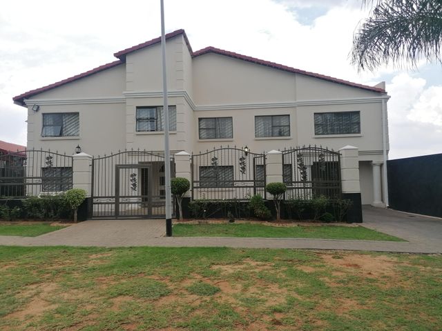 9 Bedroom House For Sale in Laudium