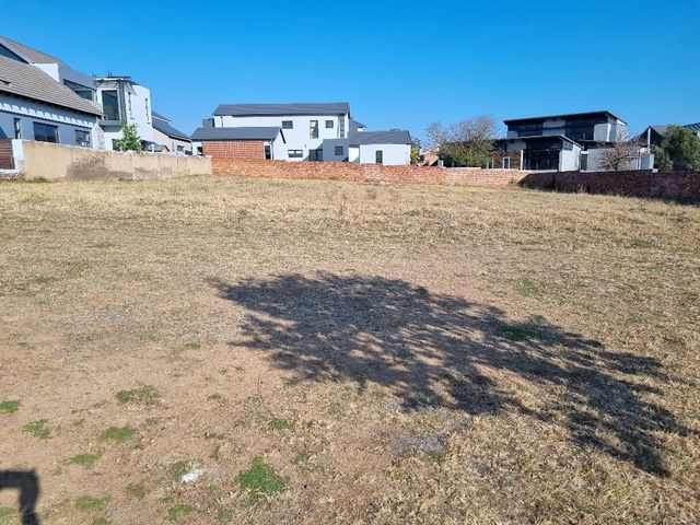 Large 1000 square vacant stand available come build your dream home
