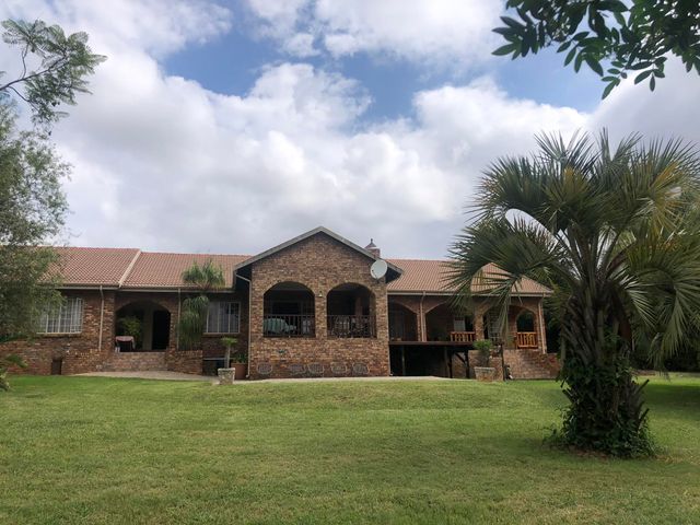 WELL MAINTAINED 3 BEDROOM FARM IN DERDEPOORT/KAMEELDRIFT EAST FOR SALE