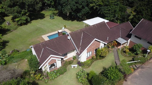FAMILY HOME - WALK TO KLOOF SENIOR AND KLOOF HIGH - STUNNING POSITION< STUNNING PROPERTY.