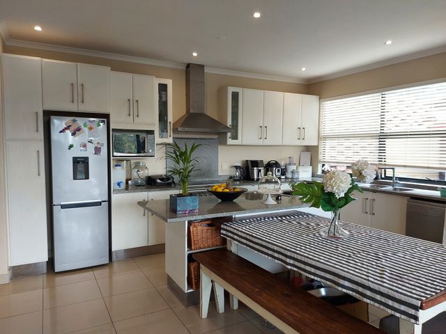 3 Bedroom Apartment To Let in Hillcrest Central
