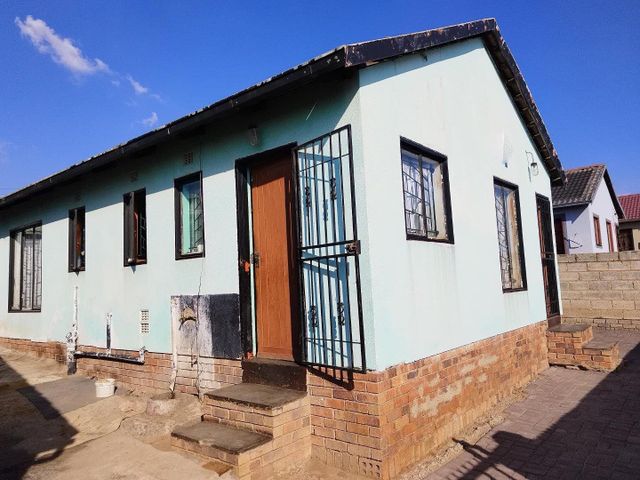 3 Bedroom House For Sale in Esiziba
