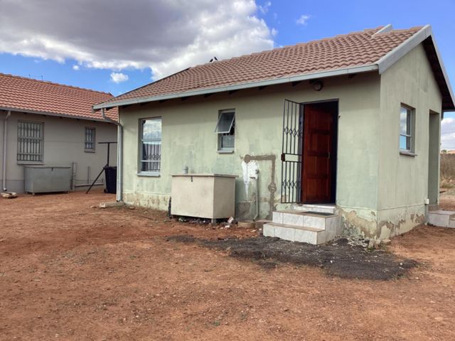 2 Bedroom House To Let in Lenasia South