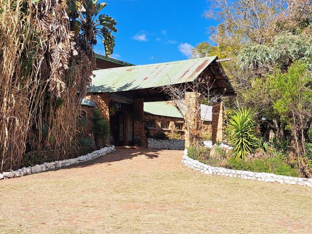 WELL LOCATED LODGE IN DONKEHOEK FOR SALE