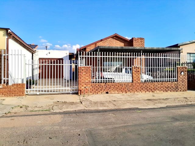 3 Bedroom Freehold For Sale in Atteridgeville