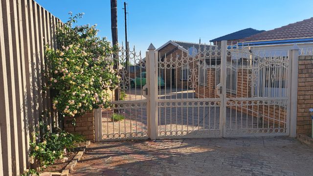 Gorgeous, Move-In Ready Home Available for Sale in Soshanguve UU.