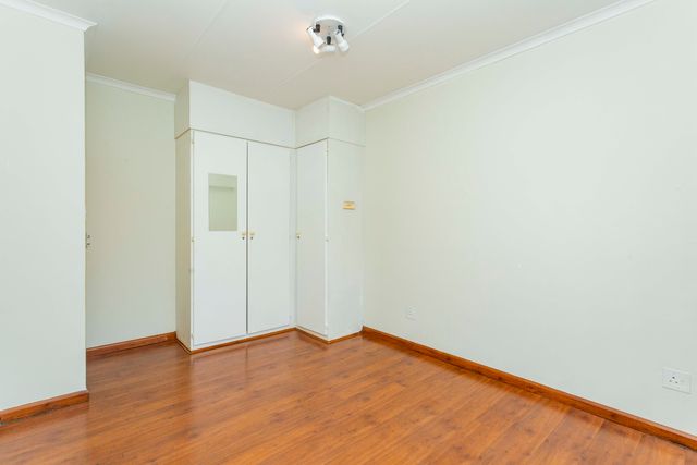 3 Bedroom Apartment For Sale in Noordwyk