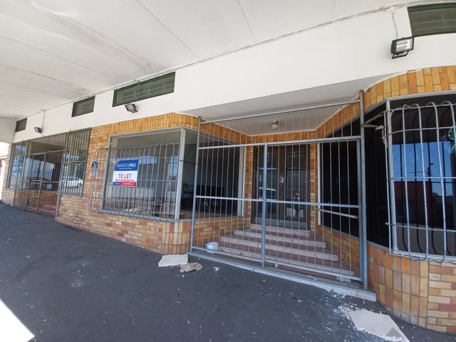 150m² Showroom To Let in Greenfields