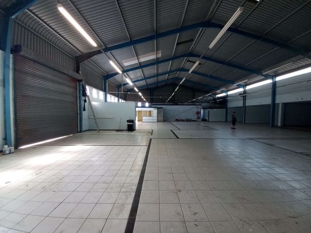 750m² Warehouse To Let in West Bank