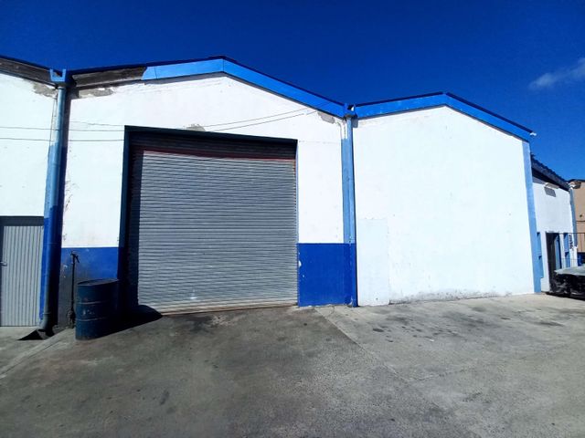 400m² Warehouse To Let in West Bank