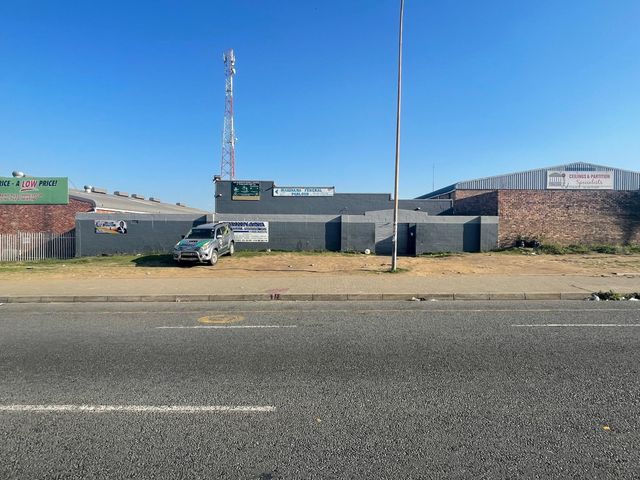 750m² Warehouse For Sale in North End