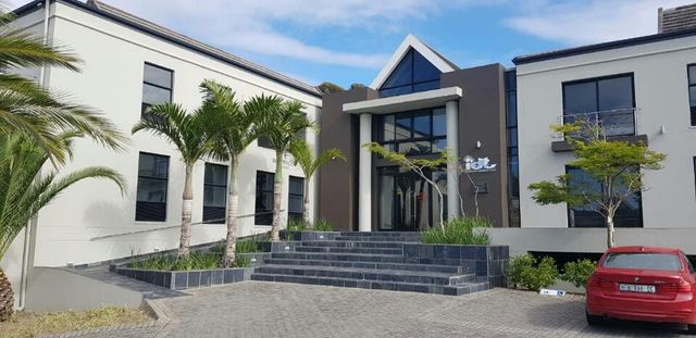 375m² Office To Let in Beacon Bay