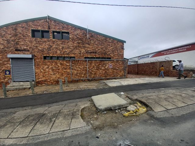 Neat warehouse in North End for sale