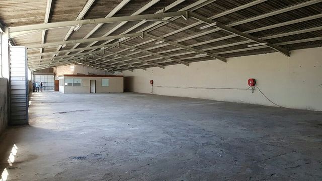 992m² Warehouse Rented in West Bank