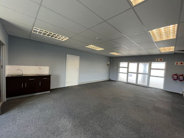 54m² Office To Let in Gonubie