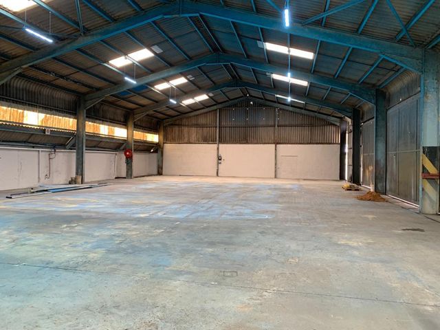 2,260m² Warehouse To Let in West Bank