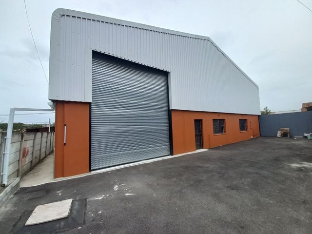 Neat warehouse to let, located off a busy main road behind an office