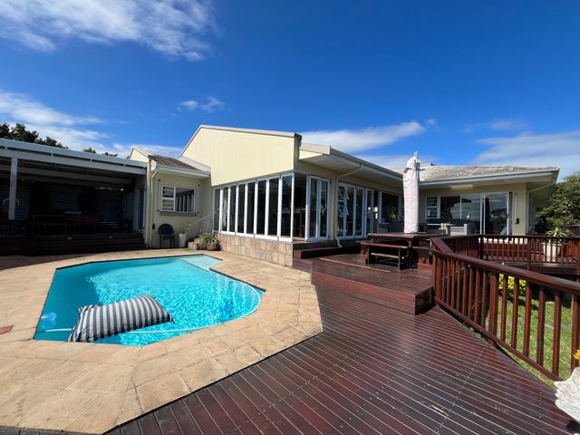 4 Bedroom House For Sale in Beacon Bay
