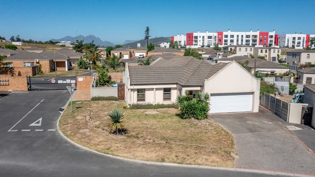 Spacious 3 bedroom family home in Brackenfell South for sale