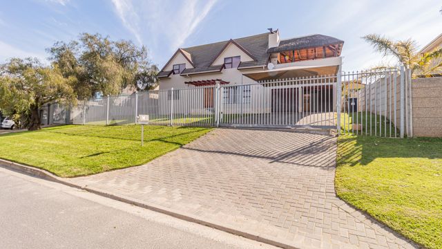IMMACULATE 3 BED DOUBLE STORY HOME IN LANGEBERG RIDGE