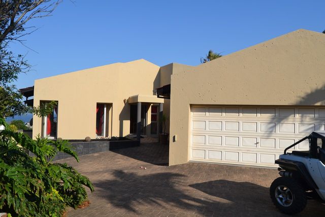 4 Bedroom House For Sale in Uvongo Beach