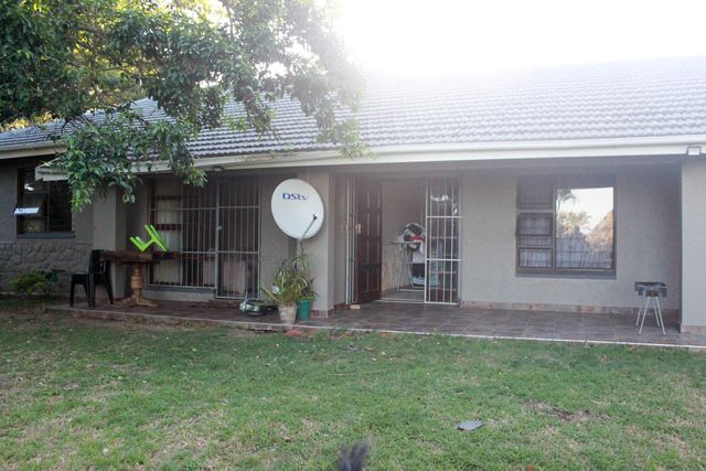 7 Bedroom House For Sale in Uvongo