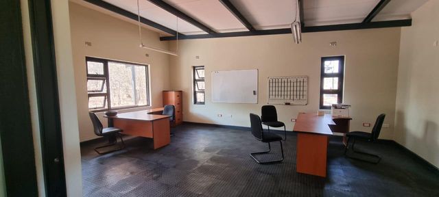 120m² Office To Let in Leopards Hill